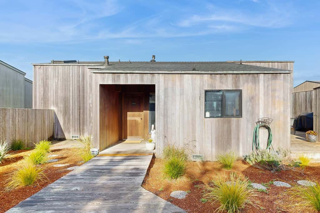 Pelican Landing - Ocean view home with stone fireplace, dog-friendly