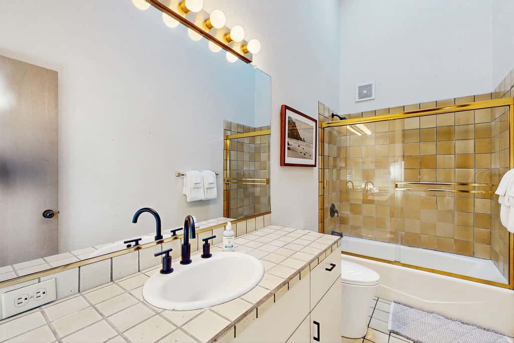 Pelican Landing - Ocean view home with stone fireplace, dog-friendly
