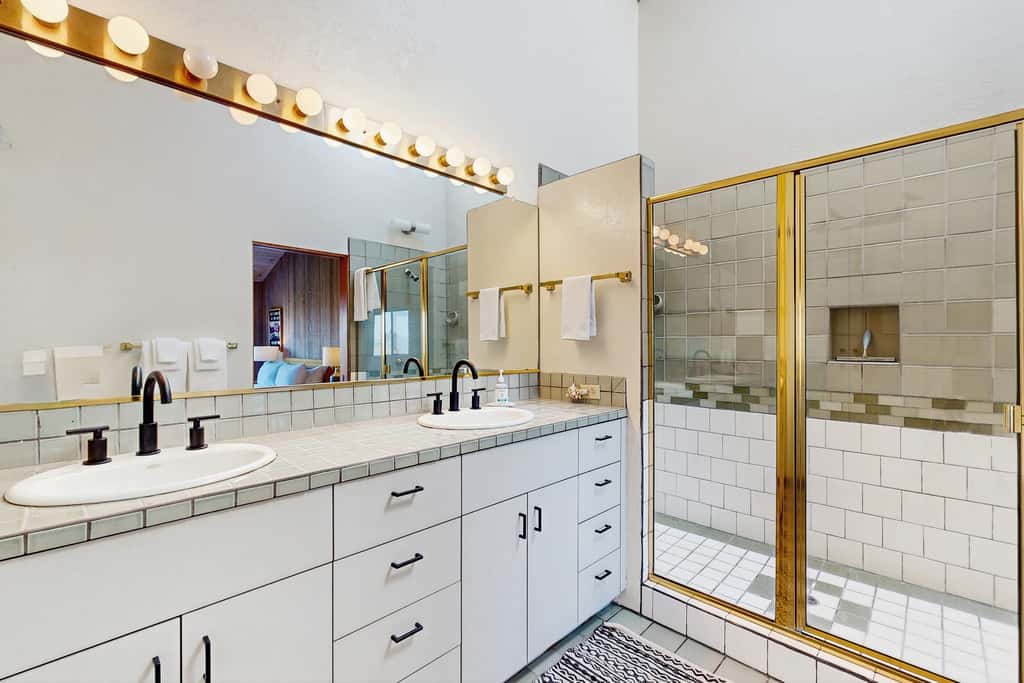 Pelican Landing - Ocean view home with stone fireplace, dog-friendly