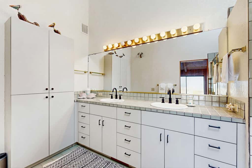 Pelican Landing - Ocean view home with stone fireplace, dog-friendly