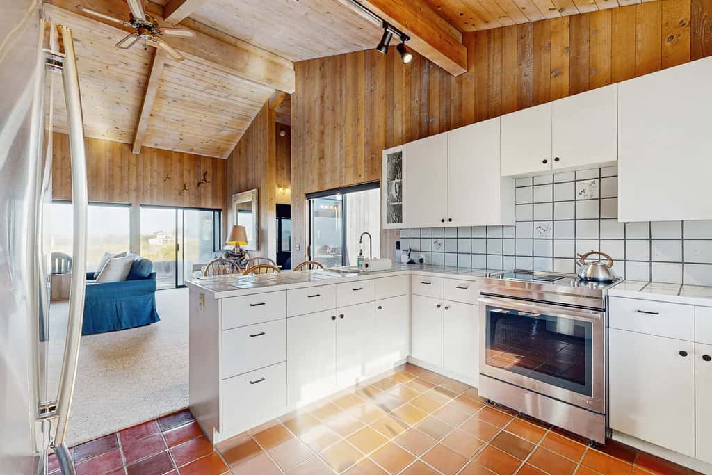Pelican Landing - Ocean view home with stone fireplace, dog-friendly