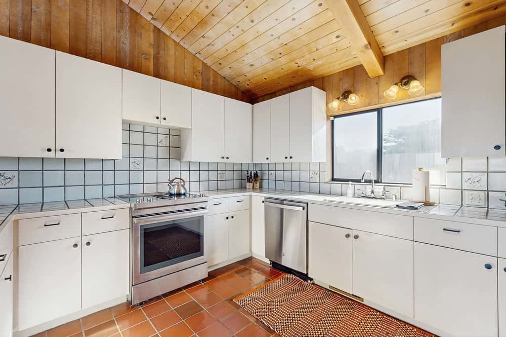 Pelican Landing - Ocean view home with stone fireplace, dog-friendly