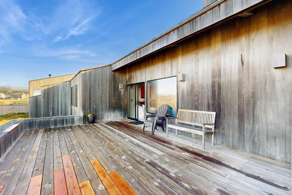 Pelican Landing - Ocean view home with stone fireplace, dog-friendly