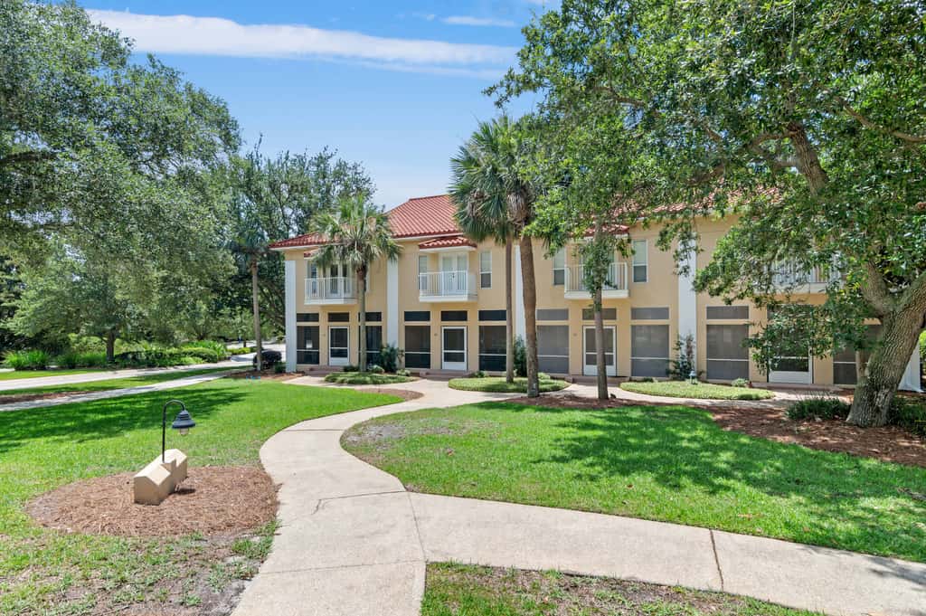 4BR oasis, community pool, 5 min to beach