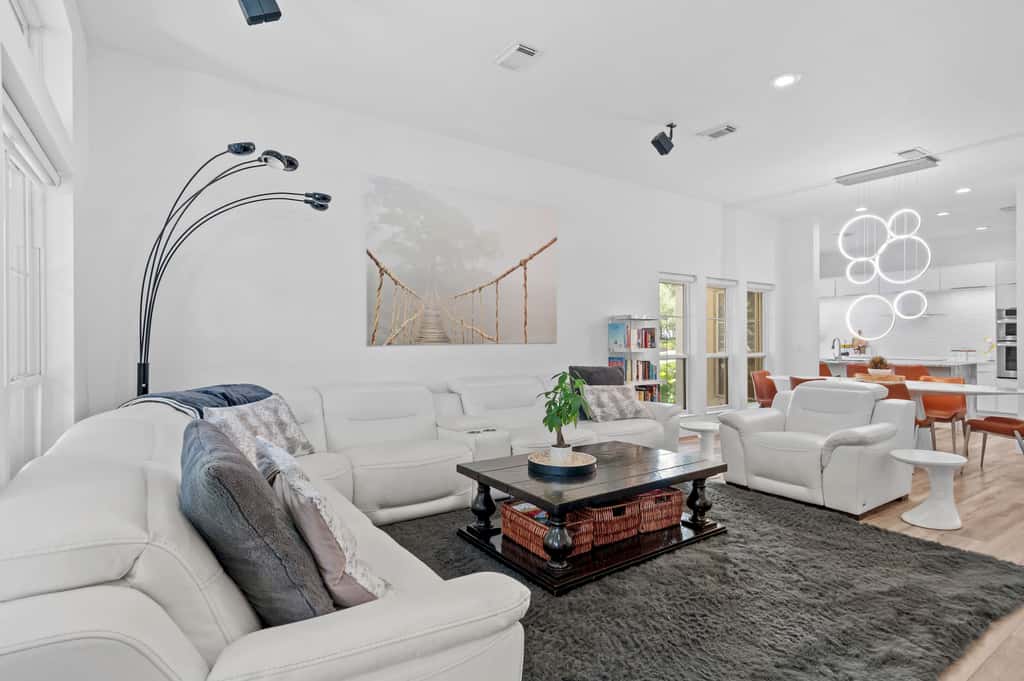 4BR oasis, community pool, 5 min to beach