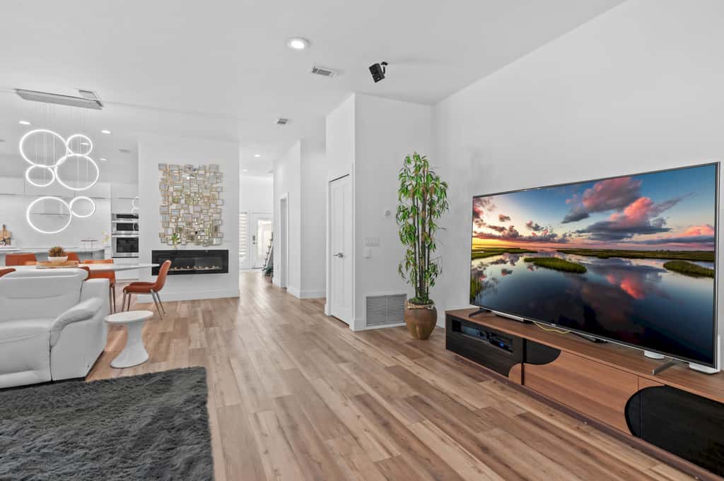 4BR oasis, community pool, 5 min to beach