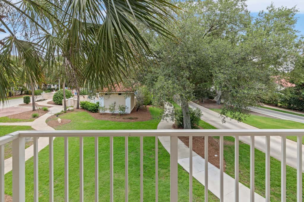4BR oasis, community pool, 5 min to beach