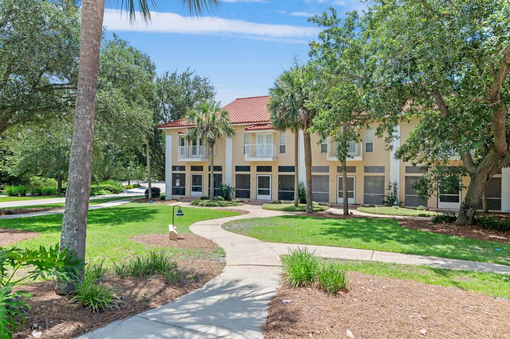 4BR oasis, community pool, 5 min to beach