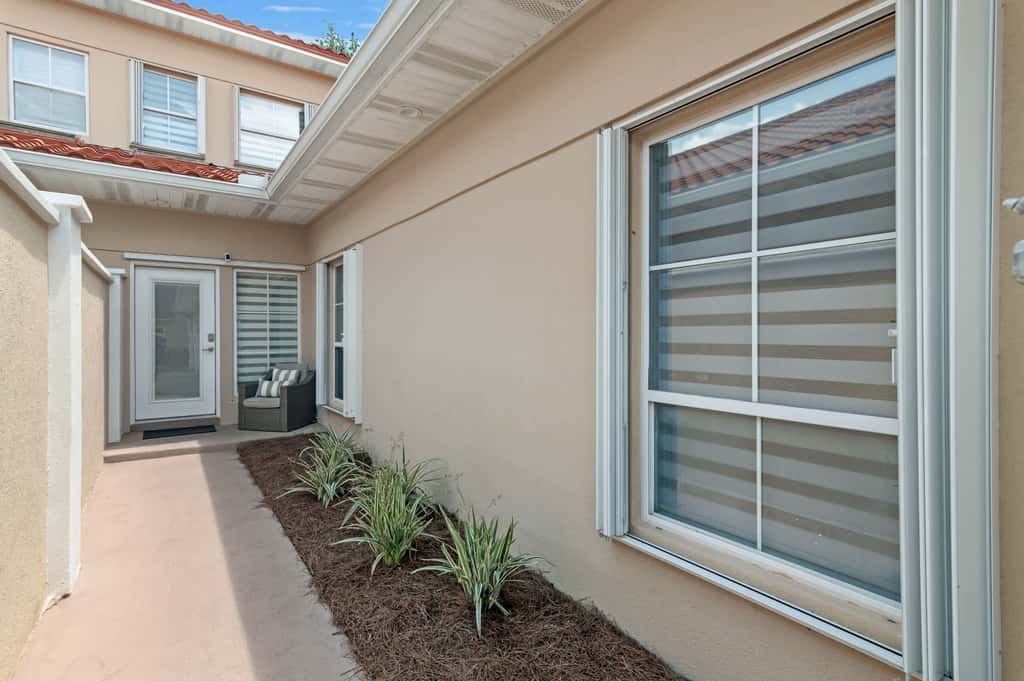 4BR oasis, community pool, 5 min to beach