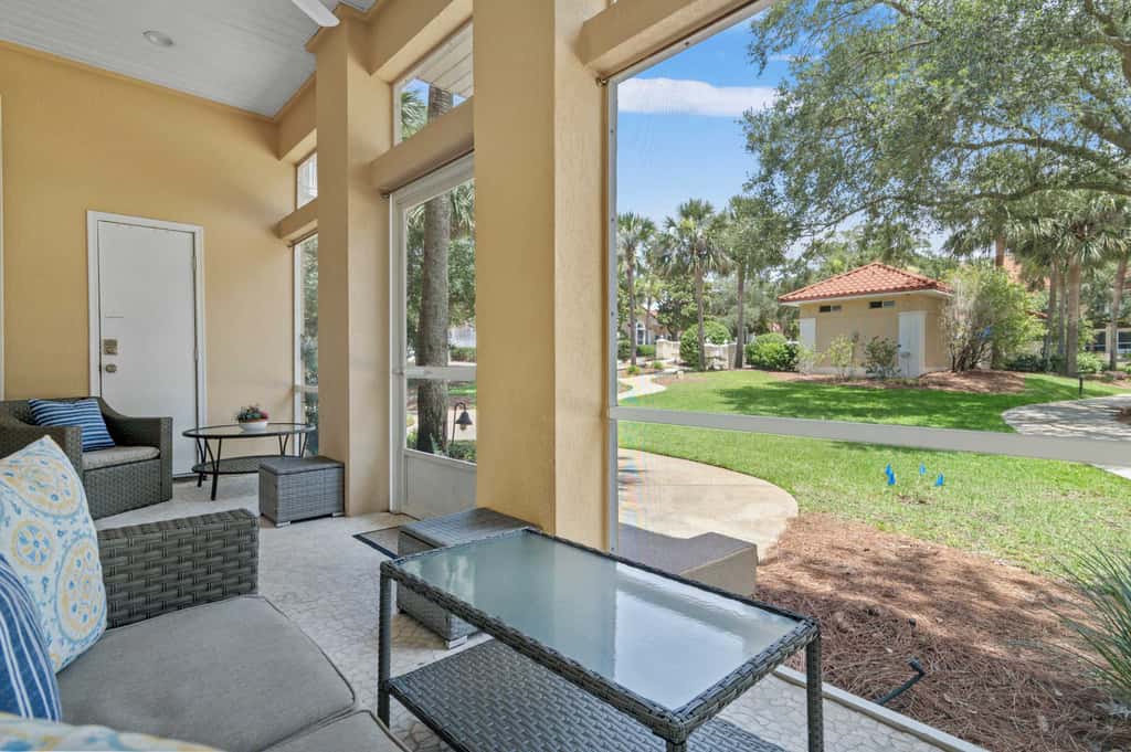 4BR oasis, community pool, 5 min to beach
