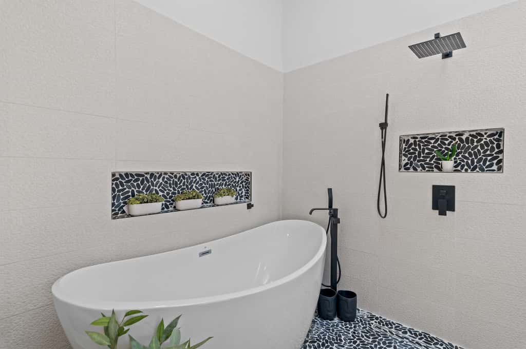4BR oasis, community pool, 5 min to beach