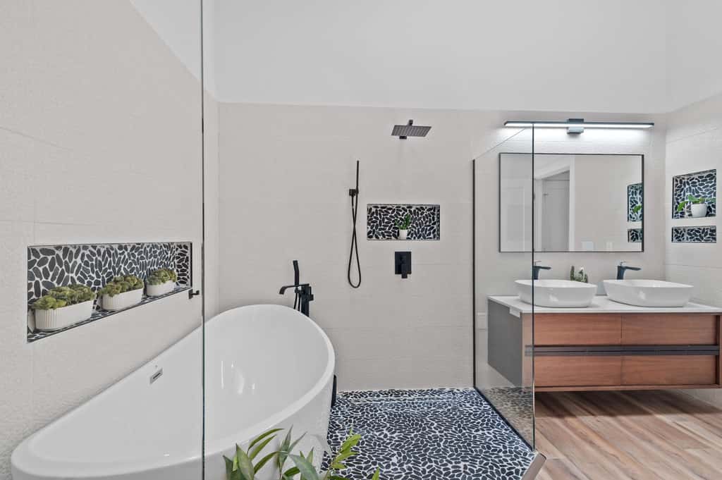 4BR oasis, community pool, 5 min to beach