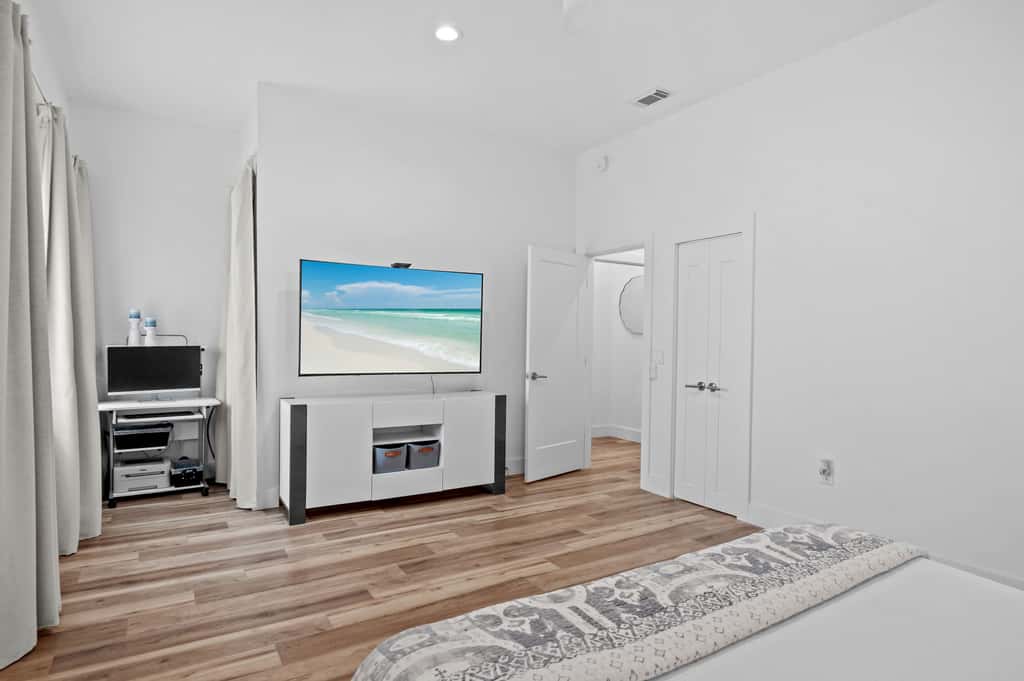 4BR oasis, community pool, 5 min to beach