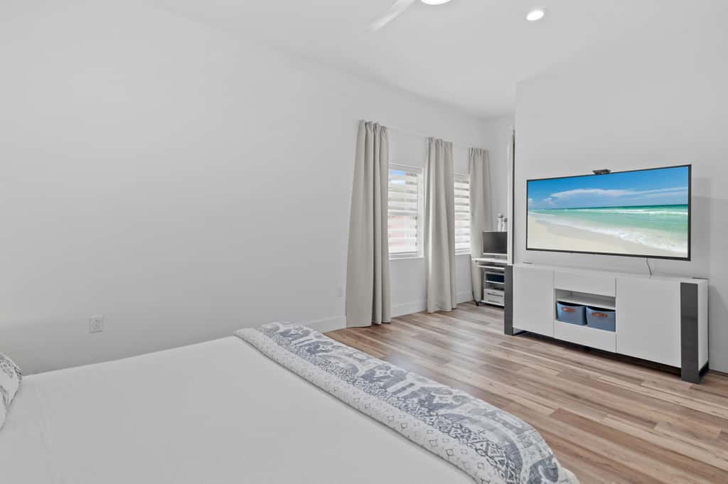4BR oasis, community pool, 5 min to beach