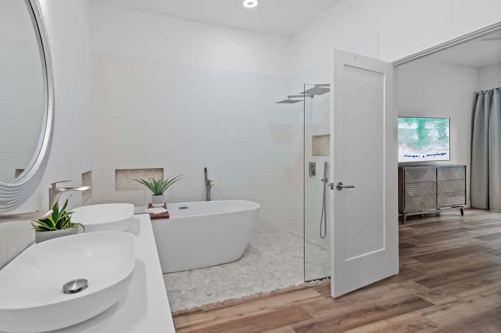 4BR oasis, community pool, 5 min to beach
