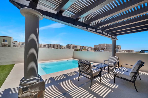 Enjoy a relaxing stay in this beautiful home with partial ocean views and top-tier amenities:
• 3 spacious bedrooms
• Private pool
• Fully equipped, modern home
• Outdoor furnished terrace
• Resort-style pool with sun loungers
• Park & kids’ playground
• Fast Wi-Fi, Smart TV & A/C in all rooms
• 5-minute drive to downtown Cabo
• 2 private parking spaces
• 24/7 gated security