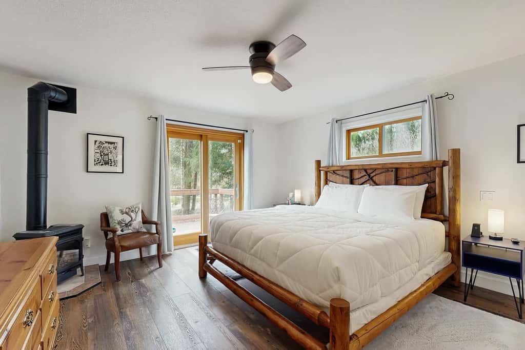Riverfront retreat with panoramic river and forest views