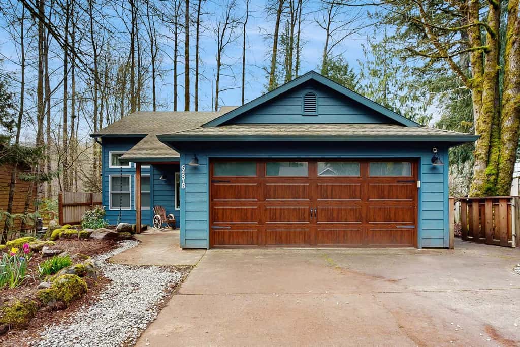 Riverfront retreat with panoramic river and forest views