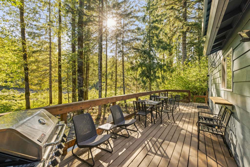 Riverfront retreat with panoramic river and forest views