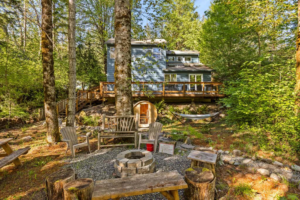 Riverfront retreat with panoramic river and forest views