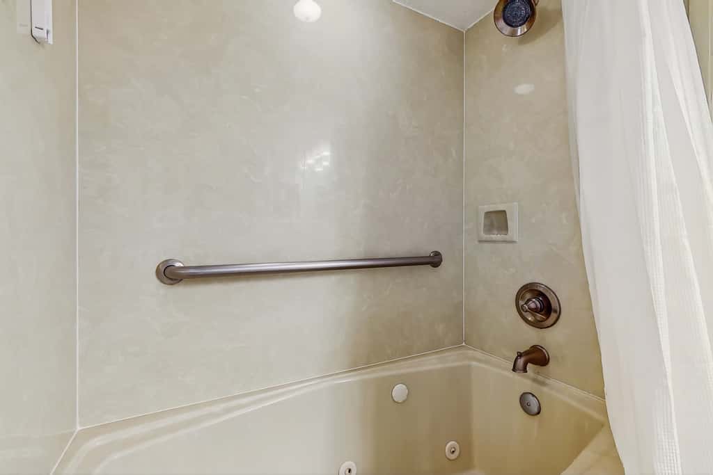 Gorgeous gulf front condo with pools, hot tub, and gym