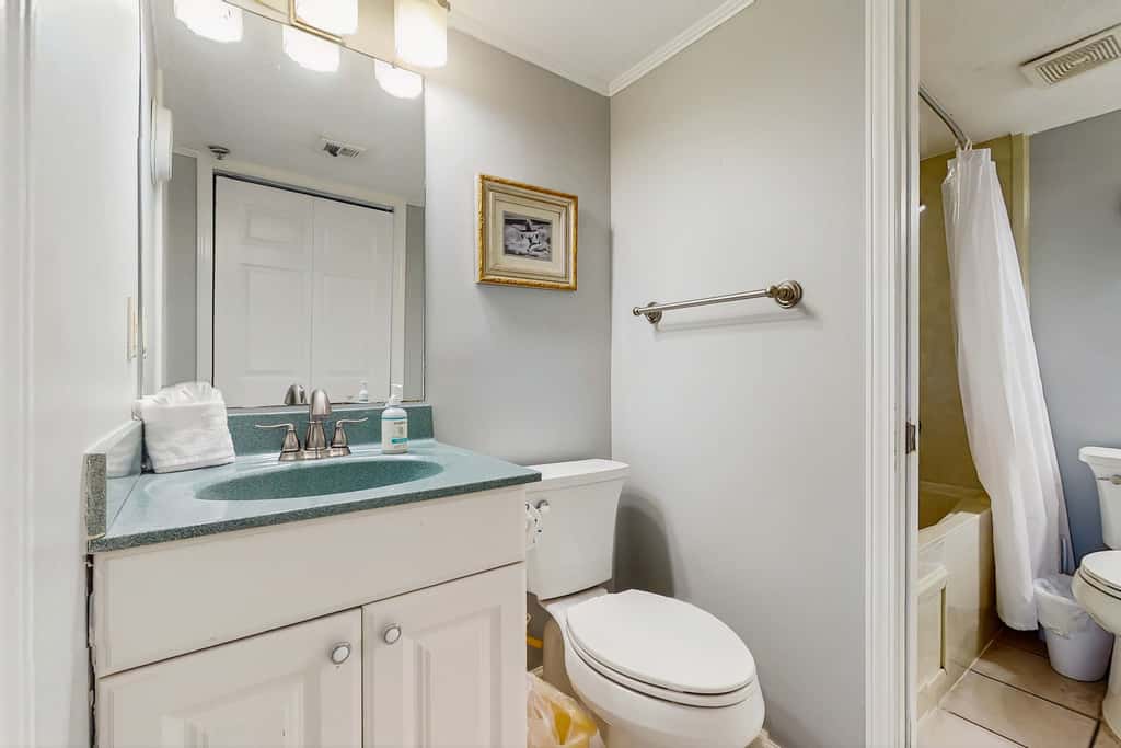 Gorgeous gulf front condo with pools, hot tub, and gym