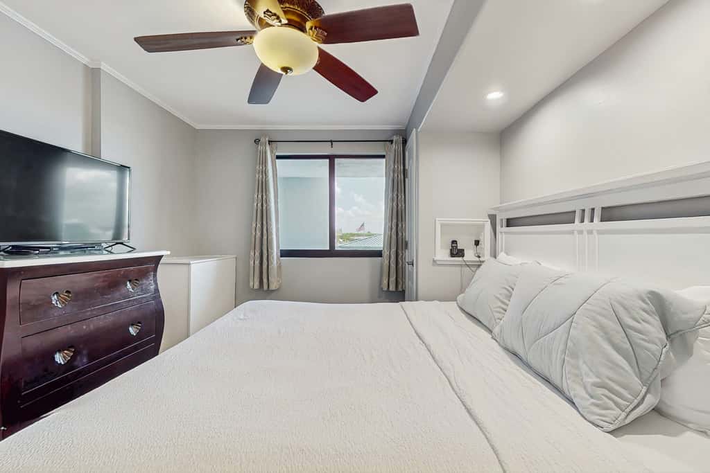 Gorgeous gulf front condo with pools, hot tub, and gym