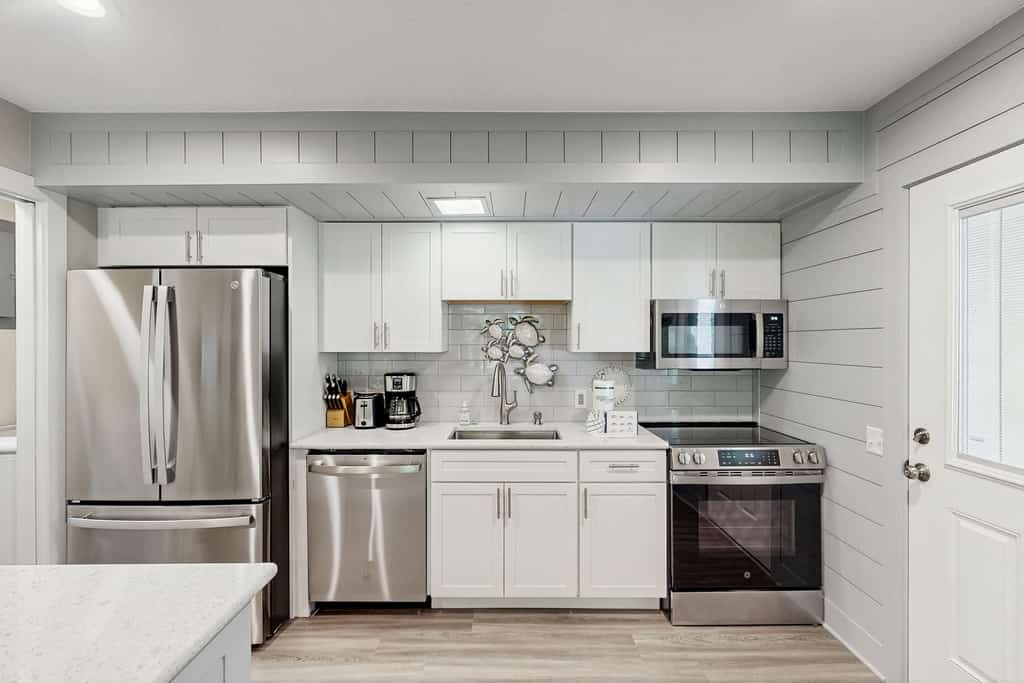 A relaxing Hilton Head Island escape in South Forest Beach. This ground-floor condo at Cordillo Cabanas offers a comfortable stay just a short walk to the beach and close to Coligny Plaza for dining, shopping, and local favorites. Enjoy a convenient location paired with a laid-back coastal setting—perfect for a simple and stress-free getaway.