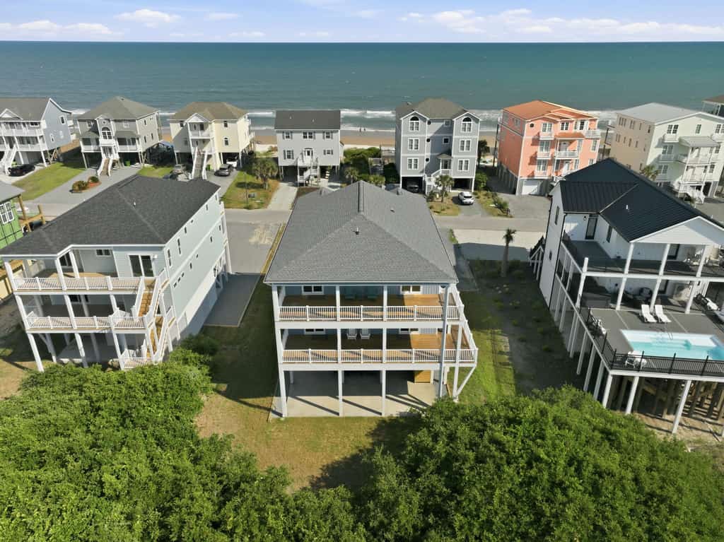 Blue Dolphin: Oceanview, game room and Grill