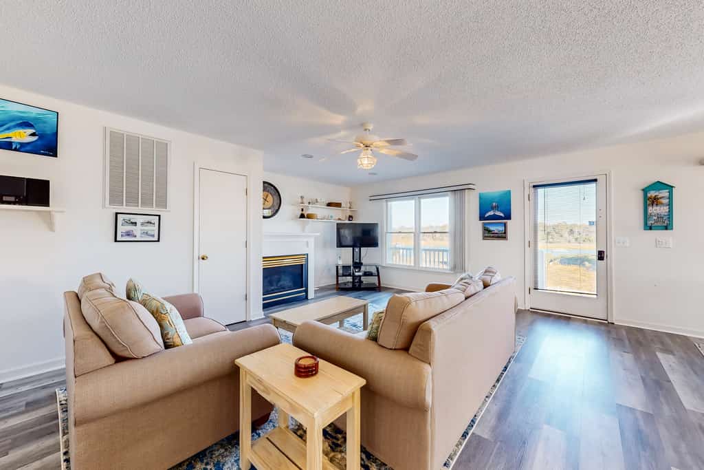 Multi-level house near Intracoastal waterway & beach with AC, patio, deck, & W/D