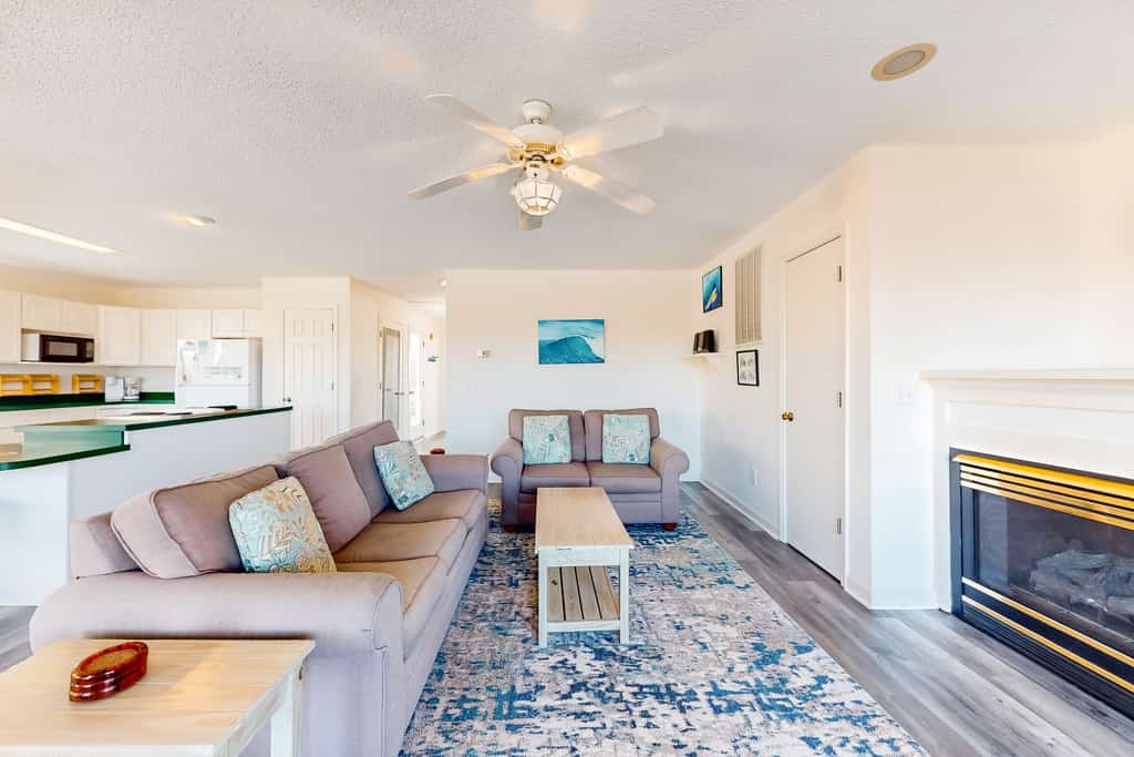 Multi-level house near Intracoastal waterway & beach with AC, patio, deck, & W/D