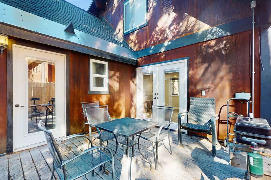 Rustic-modern Kings Beach cabin with fire pit, BBQ decks, and a private yard—perfect for year-round Tahoe getaways!