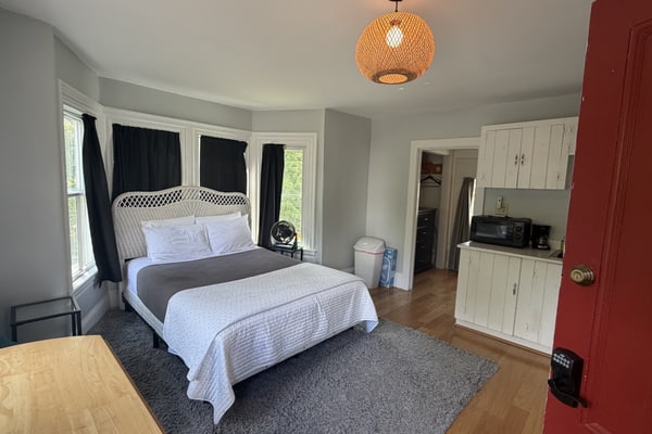Downtown Studio w/ Full Kitchen & Shared Porch - Walk Everywhere in Town