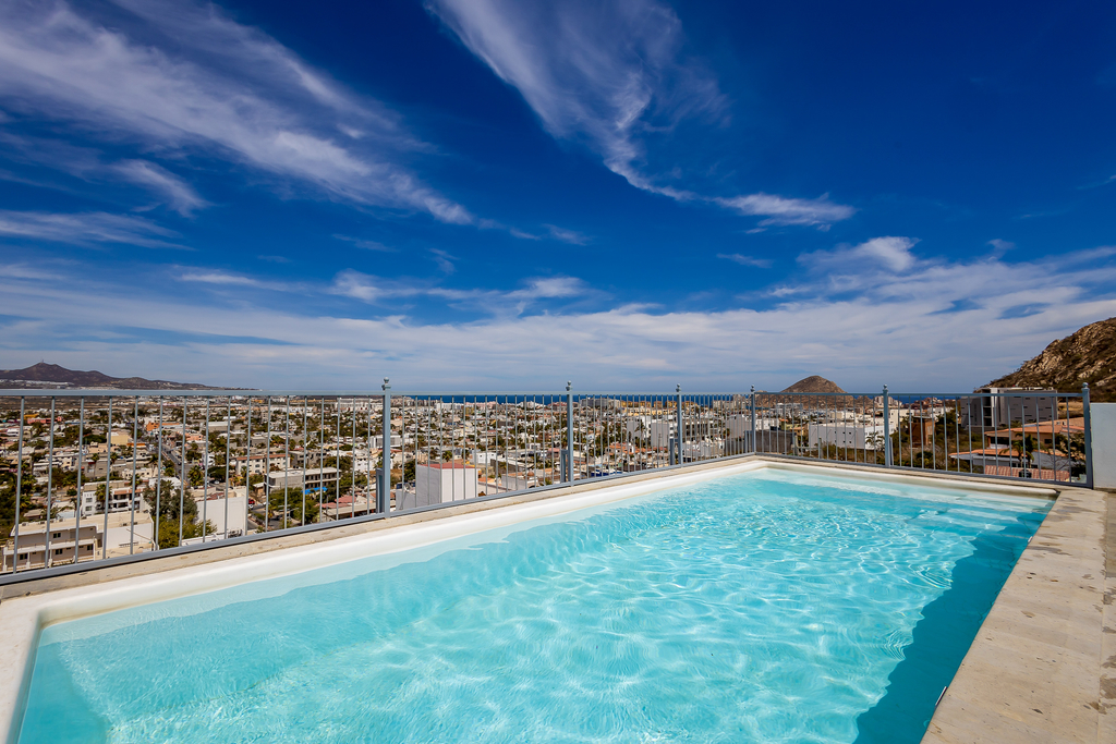 Hotel suite with ocean-view rooftop infinity pool, balconies & AC - dog-friendly