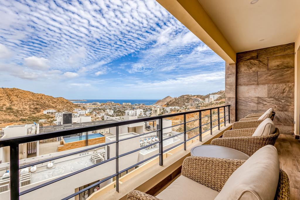 Immaculate stay with stunning views, balcony, plus on-site pool & gym
