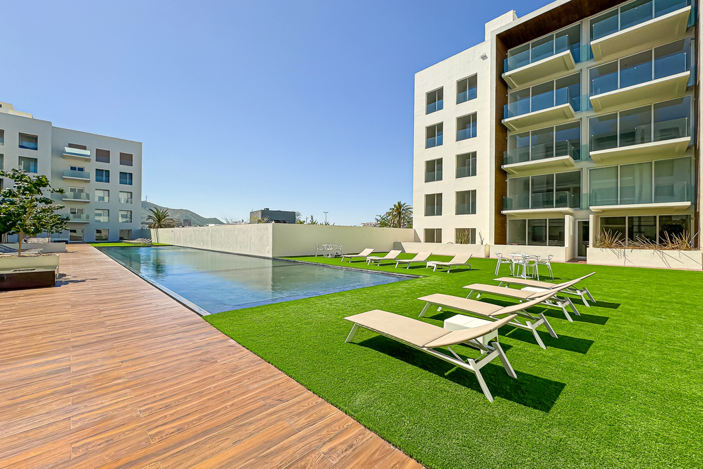 Spacious luxury apartment with ocean views, pool and steps to Playa El Médano