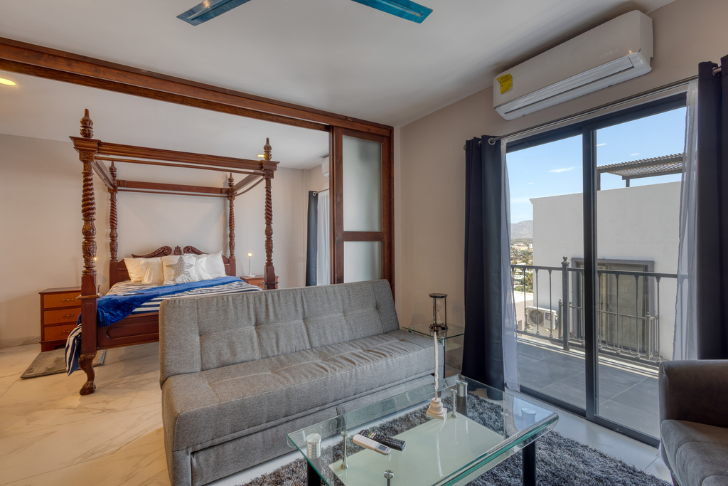 Amazing apartment with rooftop infinity pool, gym, central AC, & balcony