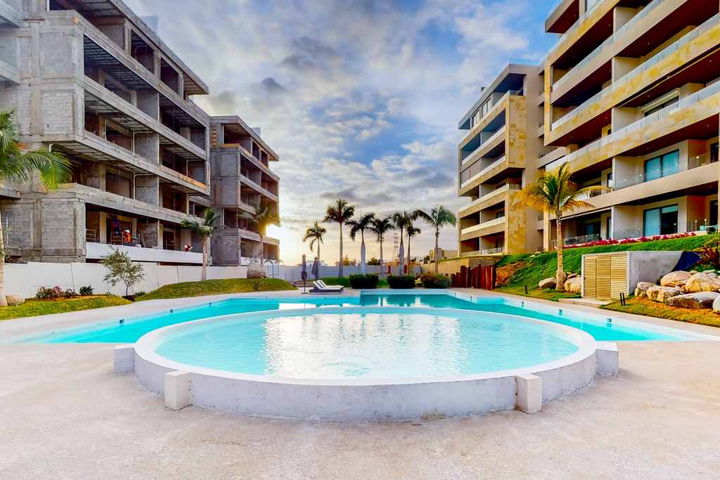 Spectacular Vista Vela Condos - near major attractions, AC & balcony grill