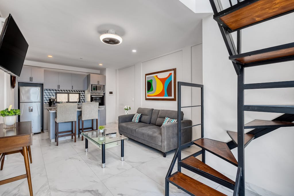 Loft close to the ocean with rooftop infinity pool, balcony & gym - dog-friendly