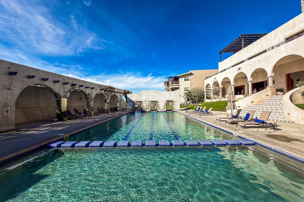 Stylish condo w/pool, ocean views, fitness & patio