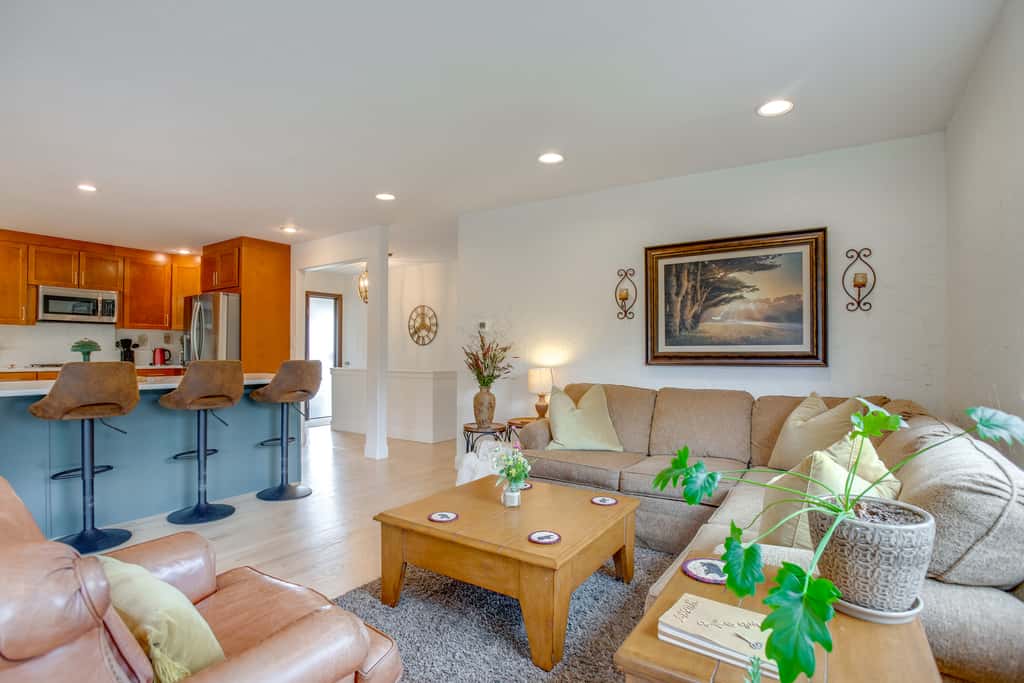 Modern Creekside Home: 9 Mi to Downtown Denver