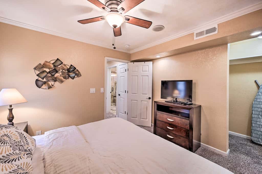 Condo w/ Patio & Pool Access in Greenwood Village!