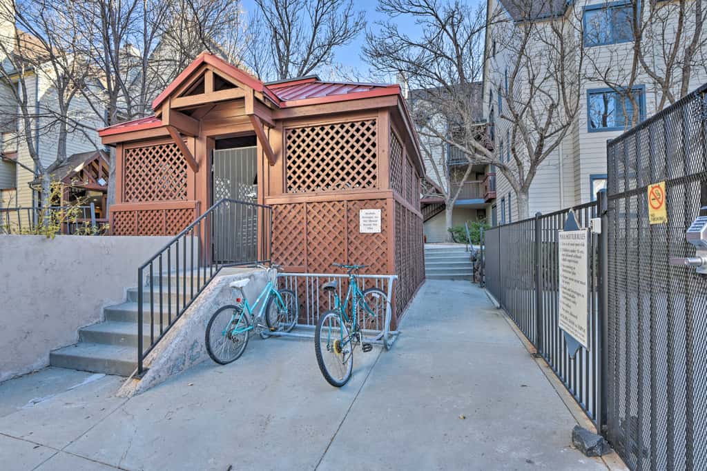 Condo w/ Patio & Pool Access in Greenwood Village!