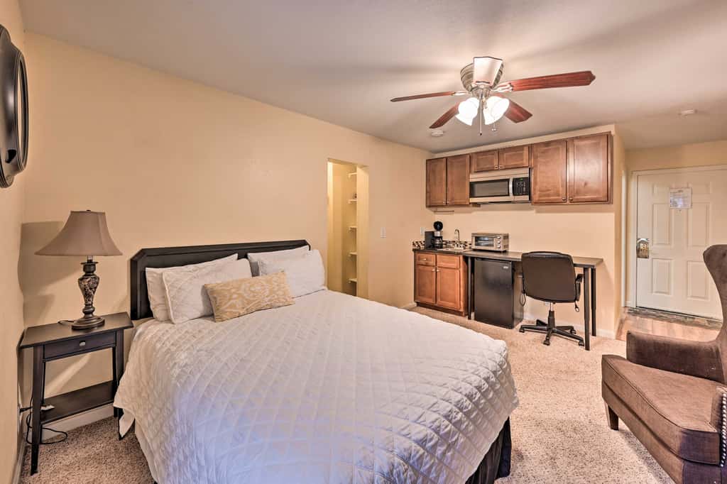 2 Blocks to Light Rail: Denver Unit w/ Kitchenette