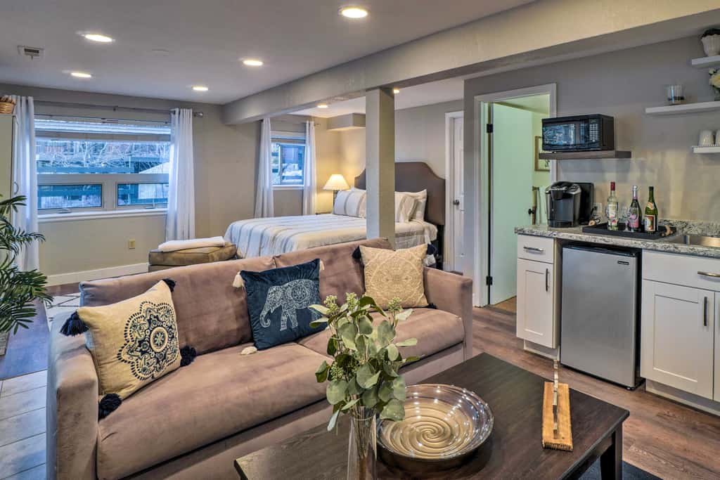6 Mi to Dtwn Parker: Serene Studio Suite!