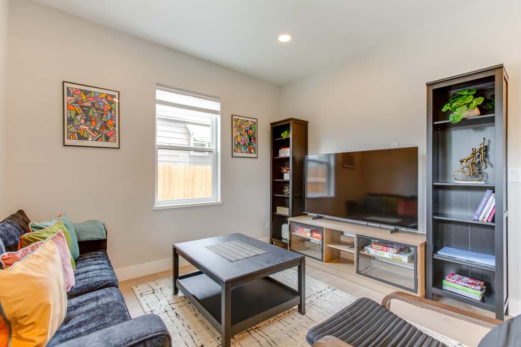 Walk to Med Ctrs & Dtwn Englewood: Modern Home