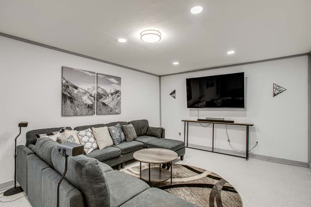 Hot Tub, Fire Pit! Group-Ready Stay Near Denver