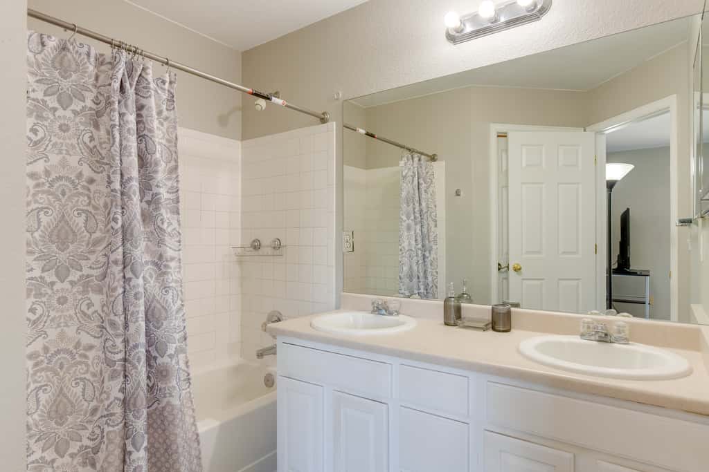 Spacious Aurora Home: 20 Mi to Downtown Denver!