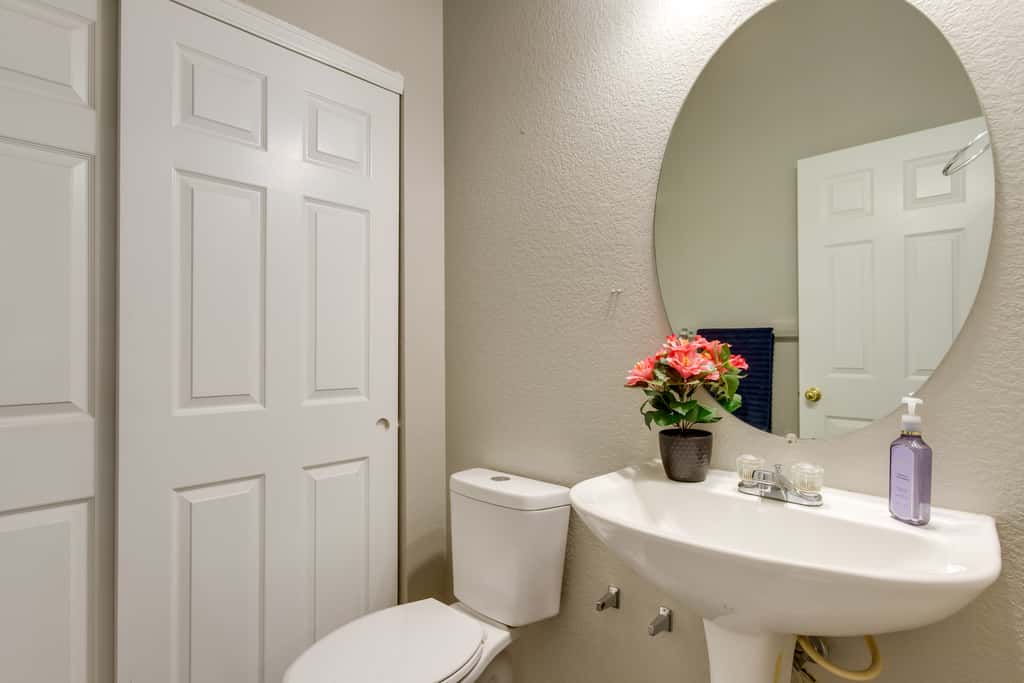 Spacious Aurora Home: 20 Mi to Downtown Denver!