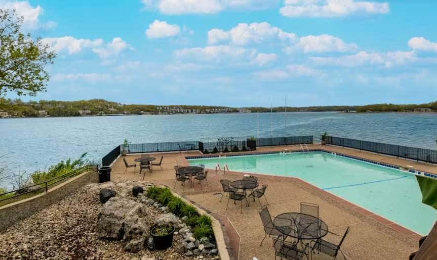 Spacious 3BR Condo - Waterfront POOL - Lake Ozark